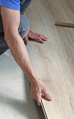 male carpenter puts the laminate