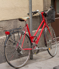 Fototapeta na wymiar red vintage bike on the street