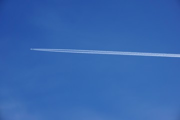 Flugzeug zeichnei Kondensstreifen