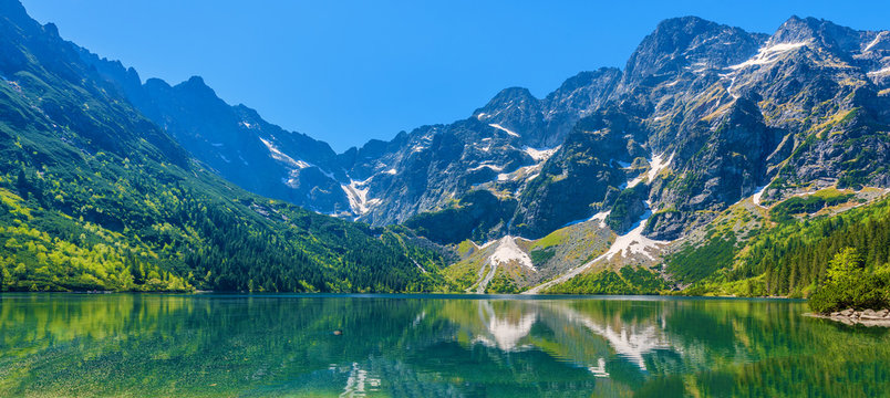 Panoramic view of green water Morskie Oko lake, Tatra Mountains, Poland © pkazmierczak