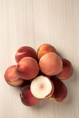 Obraz premium Some peaches in a basket over a white background