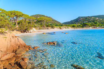 Azurblaues kristallklares Meerwasser von Palombaggia-Strand auf der Insel Korsika, Frankreich
