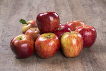 red apples