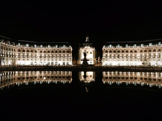 place de la bourse &agrave; bordeaux de nuit