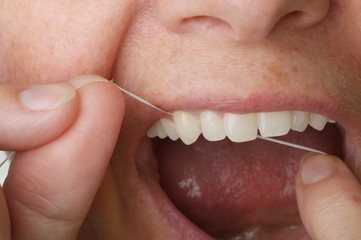 Fototapeta premium Zahnseide Faden beidseitig