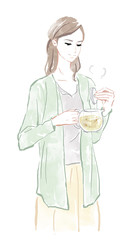 お茶を手に持つ女性