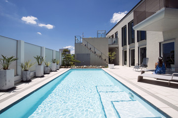 プールのある豪邸とリラックスする女性-1