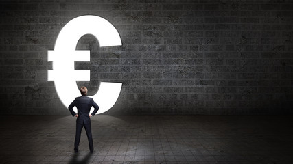 Geschäftsmann steht vor einem leuchtenden Euro-Durchgang 