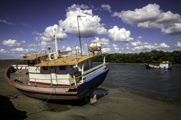 Fototapeta premium Barcos e nuvens