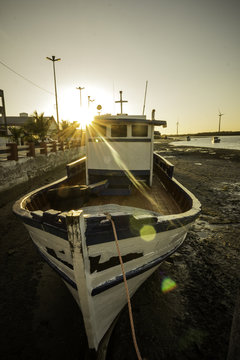 Barco de pesca e pôr-do-sol