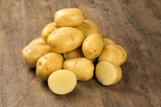 Some potatoes over a wooden surface