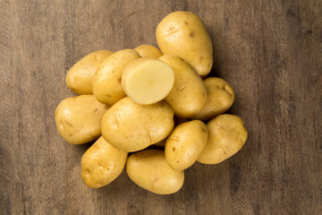Some potatoes over a wooden surface