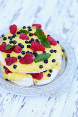cake Pavlova with custard