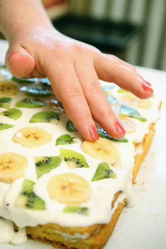 cake with  kiwi and banana