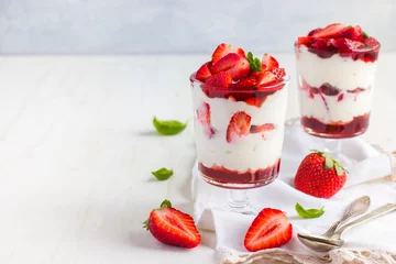 Foto op Plexiglas dessert met verse aardbeien, roomkaas en aardbeienjam © anna_shepulova