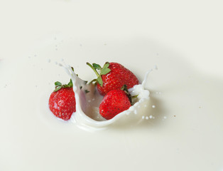 Splashes of milk and strawberries