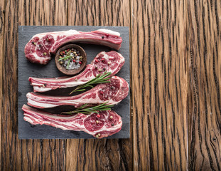 Raw lamb chops with garlic and herbs.