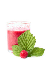 сок малины в стеклянном стакане