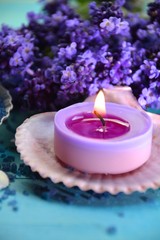 Obraz na płótnie Canvas Grußkarte - brennende Kerze und Lavendel Blüten