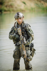 Obraz premium Portrait of a ranger in the battlefield with a gun