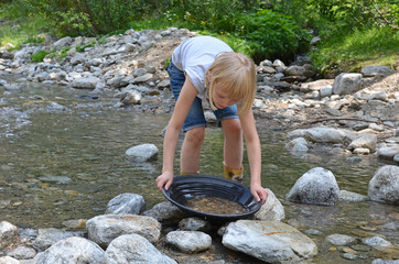 Kind beim goldwaschen