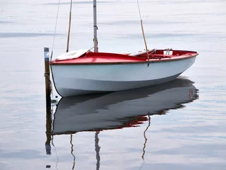 Crédence de cuisine en verre imprimé Naviguer Small sailboat moored at sea