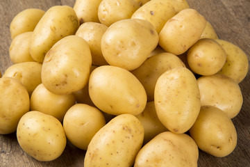 Some potatoes over a wooden surface