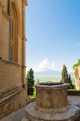 Fototapeta na wymiar Il pozzo e la vista nella splendida Pienza in Toscana a Siena
