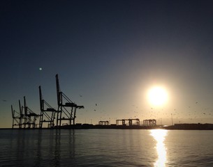 gruas del puerto de málaga en el mar de alborán