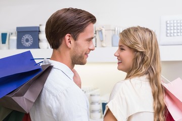 Fototapeta premium Szczęśliwa para uśmiecha się w perfurmery