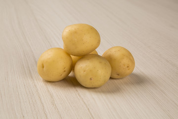 Some potatoes over a wooden surface
