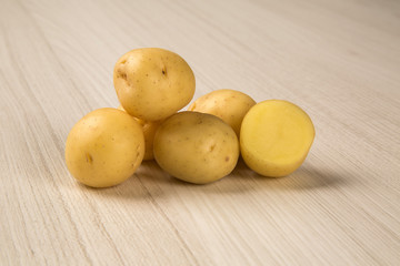 Some potatoes over a wooden surface