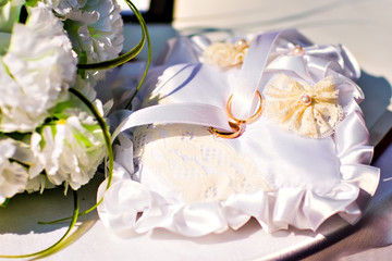 gold wedding rings