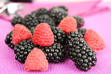 Brombeeren und Himbeeren naschen - Beerenzeit