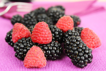 Beerenzeit - Brombeeren und Himbeeren liegen zum Naschen auf den Tisch