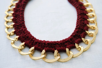 bordeaux necklace with gold chain