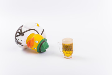 Betrunkene Badeente mit Bierkrug