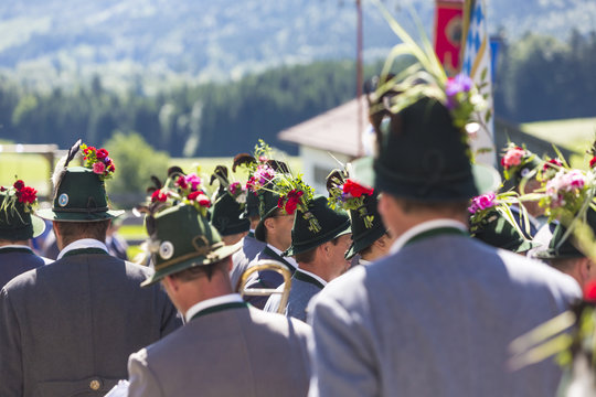 Bayerische Trachtler mit traditionellen H&uuml;ten