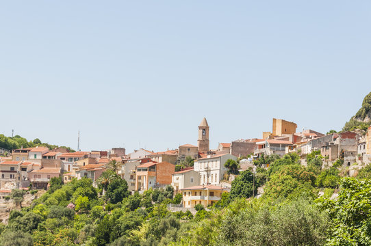 Sedini, Dorf, historische H&auml;user, Grotten, Pfarrkirche, Sa Rocca, Kalkfelsen, Grabkammern, Mittelmeer, Sardinien, Italien