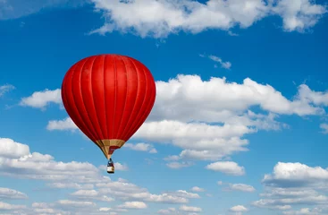Schilderijen op glas Red hot air balloon in blue cloudy sky © smspsy