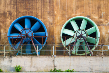Grosse Ventilatoren in verschiedenen Farben