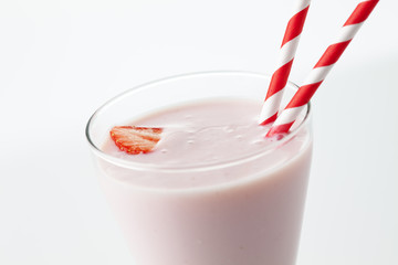 Glas mit Erdbeermilch, Trinkhalme, Erdbeeren