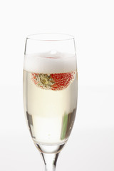 Glas Sekt mit Erdbeere