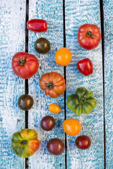 Heirloom-Tomaten, blau-weißer Holztisch