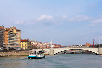 Obraz premium Lyon, Pont Bonaparte et petit bateau