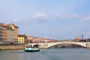 Lyon, Pont Bonaparte et petit bateau