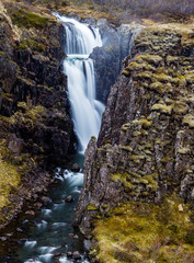 Obraz premium Schlucht und Wasserfall in Island