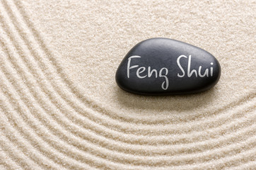 Fototapeta na wymiar Schwarzer Stein mit der Aufschrift Feng Shui