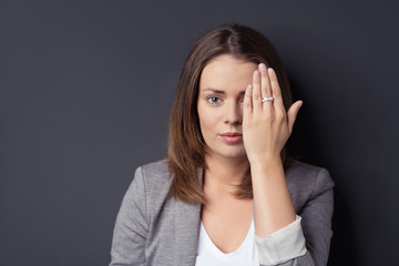 frau hält eine hand vor ein auge