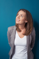 Fototapeta premium junge frau schaut nach oben
